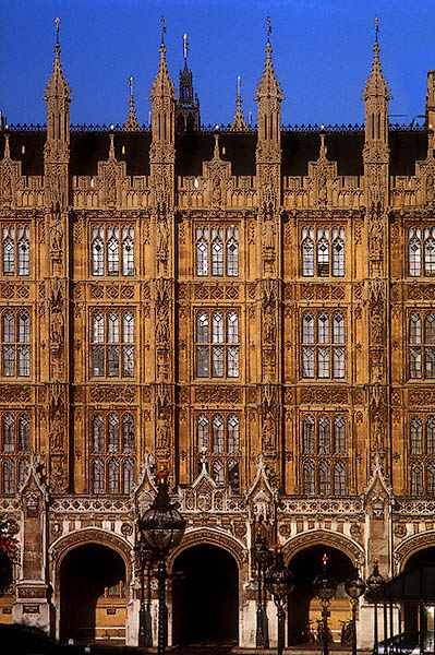 La façade des chambres du Parlement à Londres.