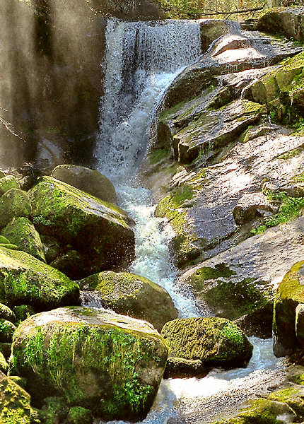 Den Gutach Waterfalls, inne om mineral vatten spa stad av Folkstam.