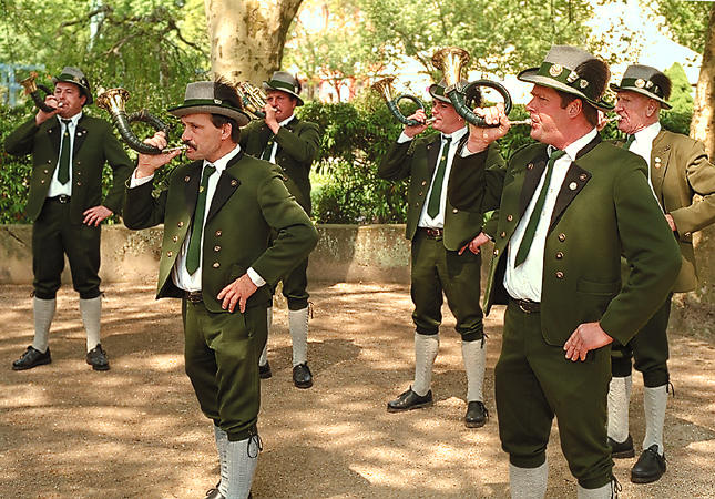 Six hommes habillés en style Forêt-Noire.
