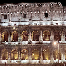 Den nordside i den Colosseum om natten Rome