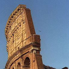 Le coté occidental du Colisée vu de la Piazza del Colosseo.