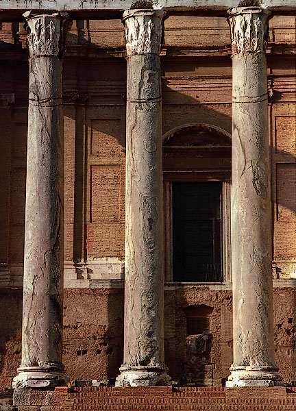 Les colonnes de la façade principale de l’église de San Lorenzo in Miranda.