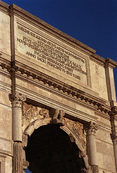 L’inscription au sommet de la façade ouest de l’arc de Titus à Rome.