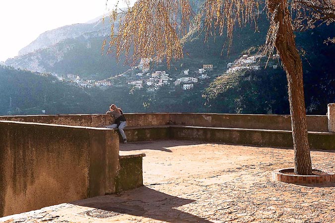 Une femme regardant la côte d’Amalfi depuis Minuta.