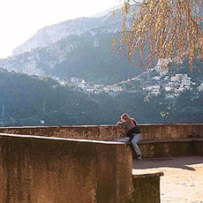 Une femme regardant la côte d’Amalfi depuis Minuta.