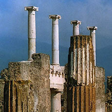 Des colonnes de marbre cassées à Pompéi.