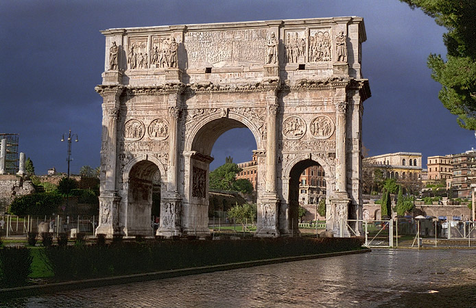 La façade sud de l’arc de Constantine à Rome.