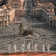 La vue vers l’est depuis la toiture de la Basilica di San Pietro à Rome.
