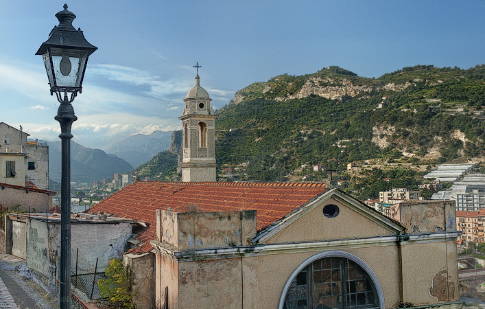 La ville moderne de Ventimiglia vu de Via del Capo.