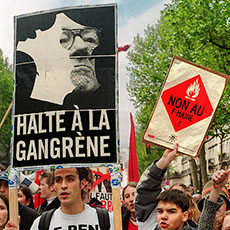Des lycéens dans la rue protestant contre le Front National, mai 2002.