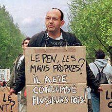 Trois hommes manifestant contre le FN le 1er mai 2002.