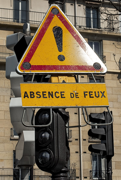 Un panneau sur lequel est écrit «Absence de Feux» accroché sur des feux de circulation sur le pont Marie.