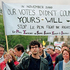 Des Américains protestent contre le Front National dans la place de la Bastille.