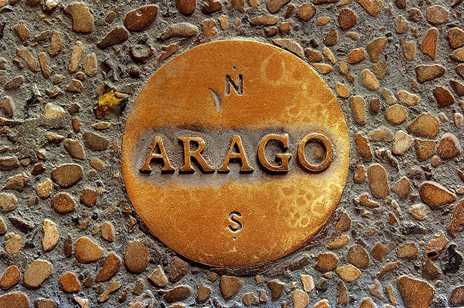Un médaillon Arago à côté du palais Royal.