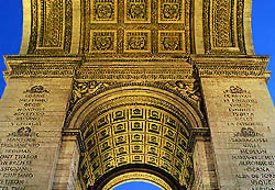 L’Arc de Triomphe le printemps, vu depuis l’avenue de Friedland. L’arche fut construite par Napoléon comme une couronne de l’avenue des Champs-Élysées.