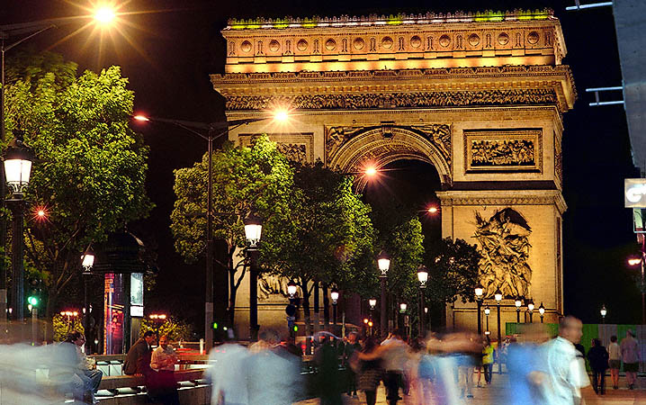 La façade orientale de l’Arc de Triomphe la nuit.