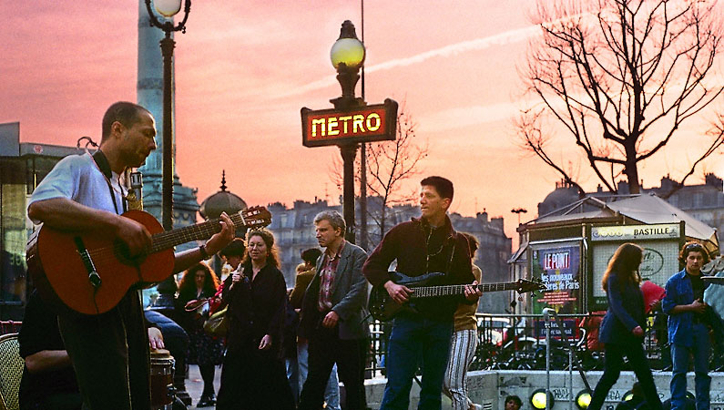 Deux musiciens jouant dans la place de la Bastille.
