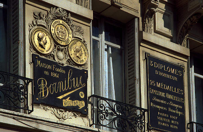 L’enseigne de la société de moutarde Bornibus sur le boulevard de la Villette.