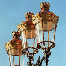 Des repliques des lampadaires haussmanniens devant Notre-Dame.