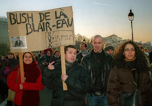Des gens protestant contre les projets de guerre de George W. Bush en février 2003.