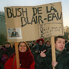 Des gens protestant contre les projets de guerre de George W. Bush en février 2003.