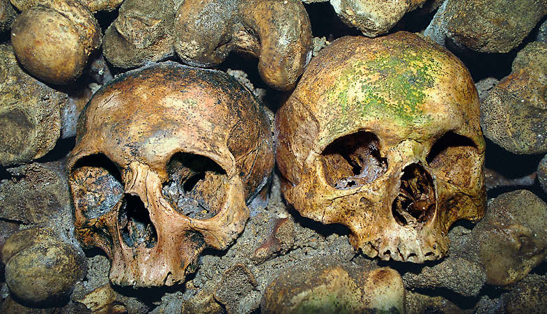 Deux crânes dans les Catacombes sous le square Denfert-Rochereau.