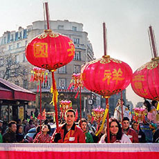 A delegation in a Chinese New Year’s parade marching up rue de Belleville.