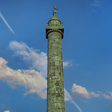 La colonne Vendôme vue du côté ouest de la place Vendôme.