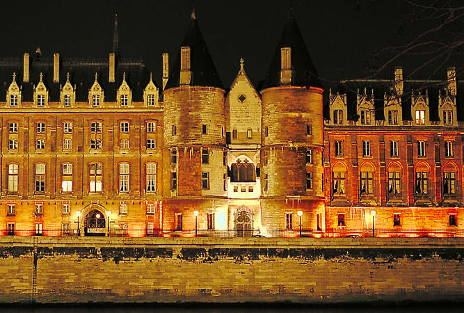 The Conciergerie seen from the Right Bank at night.