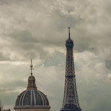 Des nuages derrière la tour Eiffel et l’Institut de France, vus de la Rive droite
