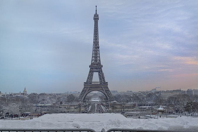 La tour Eiffel dans une tempête de neige, vue de la Rive droite.
