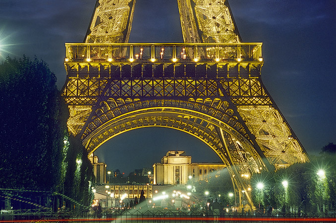 La tour Eiffel, le palais de Chaillot et le Champs-de-Mars le soir.
