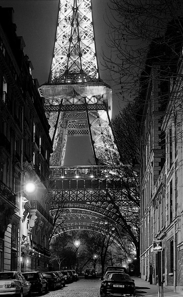 La tour Eiffel vue depuis la rue de l’Université le soir.
