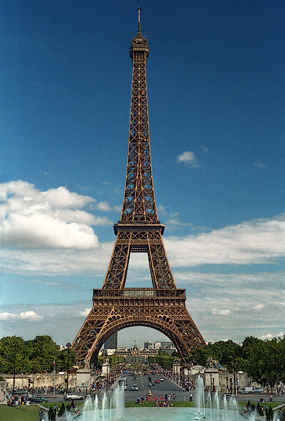 La façade nord-ouest de la tour Eiffel vue depuis le palais de Chaillot.