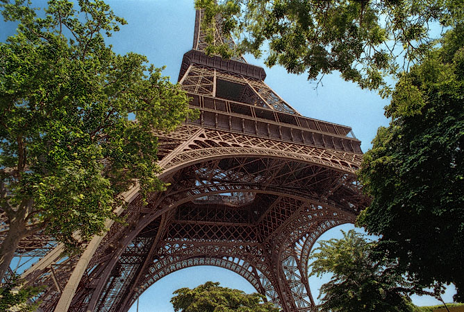 The southwest side of the Eiffel Tower seen from l’allée des Refuzniks.