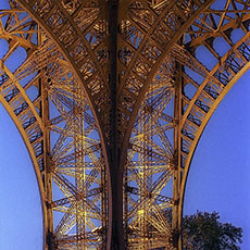 Des poutres structurelles de la tour Eiffel au coucher de soleil.