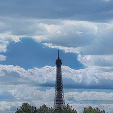 Des nuages flottant au-dessus de la tour Eiffel, la vue depuis le quai des Tuileries.