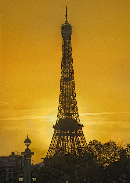 Un coucher de soleil sur la tour Eiffel vu de la place de la Concorde.
