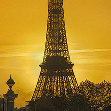 Un coucher de soleil sur la tour Eiffel vu de la place de la Concorde.