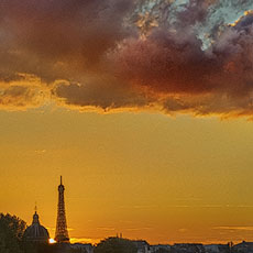 Un coucher de soleil sur la tour Eiffel et l’Institut de France, vu la Rive droite.