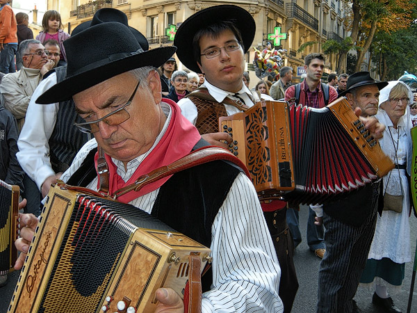 Deux accordéonistes dans le grand défilé de la Fête des Vendanges sur la rue Caulaincourt.