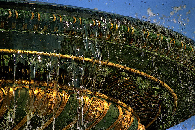 De l’eau tombant de la vasque de la fontaine des Fleuves dans la place de la Concorde.