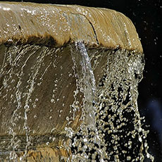 Des cascades d’eau sur les vasques de la fontaine des Innocents.