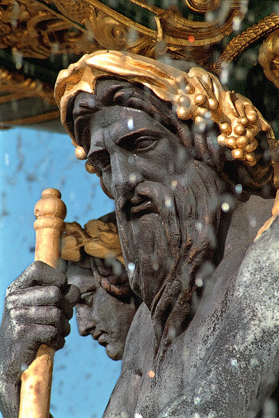 Une sculpture d’un Triton dans la fontaine des Mers.