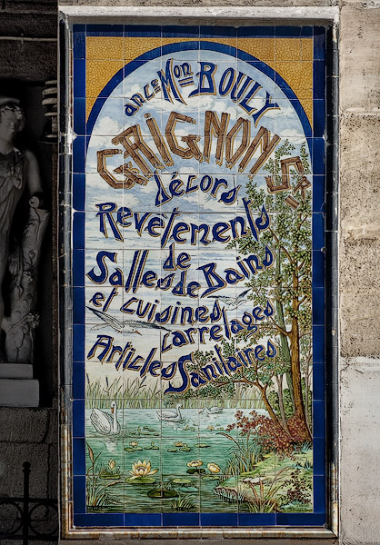 Un panneau en céramique d’un grossiste en carrelage sur le boulevard Richard-Lenoir.