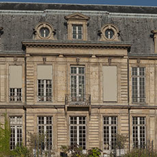 La façade sud de l’hôtel d’Aumont dans le Marais.