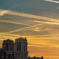 Un coucher de soleil sur la cathédrale Notre-Dame et l’île de la Cité.