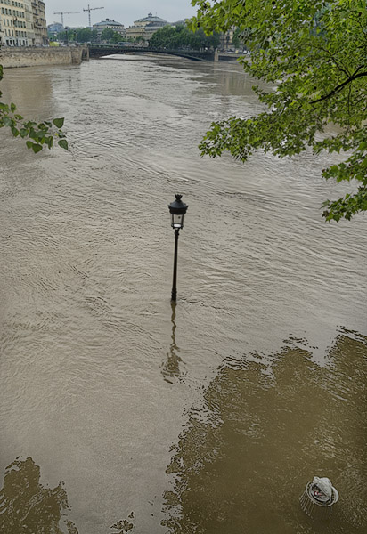 La pointe occidentale de l’île Saint-Louis couverte par les eaux de la Seine inondée.