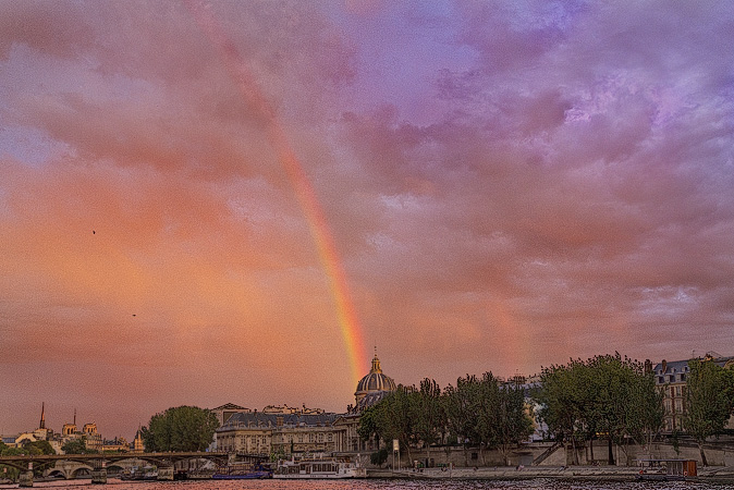 Un arc-en-ciel sur l’Institut de France et la Rive gauche au coucher du soleil.