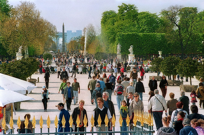 The eastern entrance to the Tuileries Gardens with place de la Concorde and l’Arc de Triomphe behind.